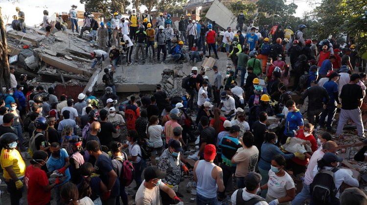 Suman 132 muertos y más de 500 heridos tras sismo en Colombia