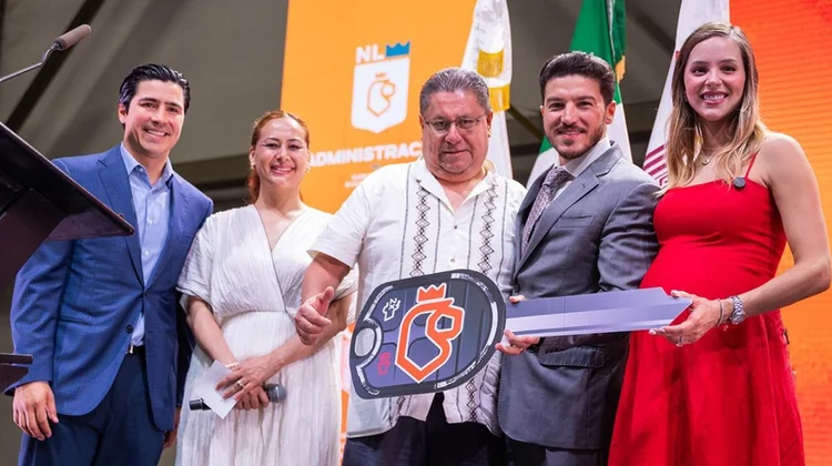 Festeja Samuel García a los papás servidores públicos
