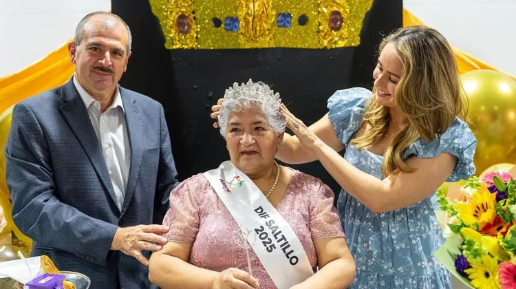 Coronan a la señora Margarita como Reina del DIF Saltillo 2025