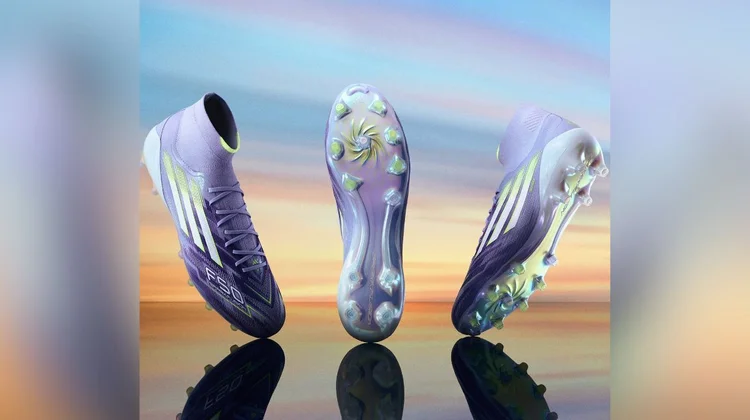 Crean por primera vez botas de fútbol especiales para mujeres