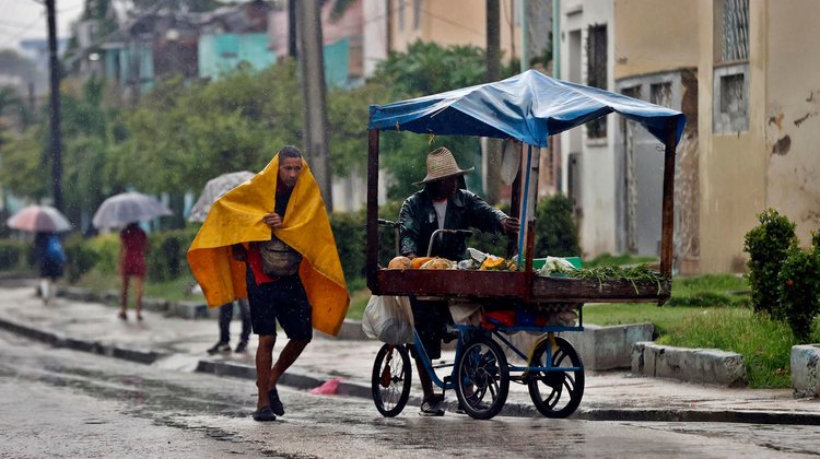 Huracán Melissa se refuerza y vuelve a subir a categoría 4