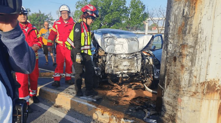 ¡De nuevo! Otro hombre se estrella contra poste de Morones Prieto