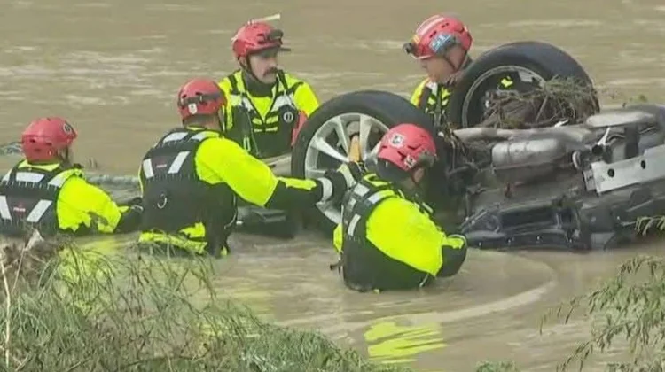 Deja inundaciones en San Antonio 11 muertos; continua búsqueda