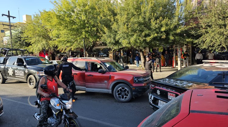 Detienen a conductor por presuntamente poseer arma de fuego