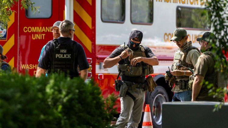 Detienen a funcionario de EUA por lanzar un sándwich a un policía