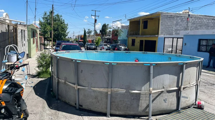 Divide opiniones en Saltillo por instalación de alberca en calle