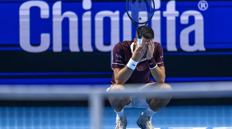 Djokovic se queda a un título de Federer tras perder Basilea