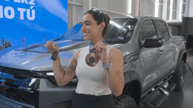 Ana Paula Vázquez, orgullo de Ramos Arizpe, es homenajeada por GM