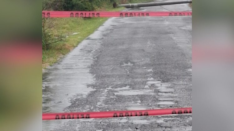 Postes caen en Camino al Bajío por lluvias en Montemorelos