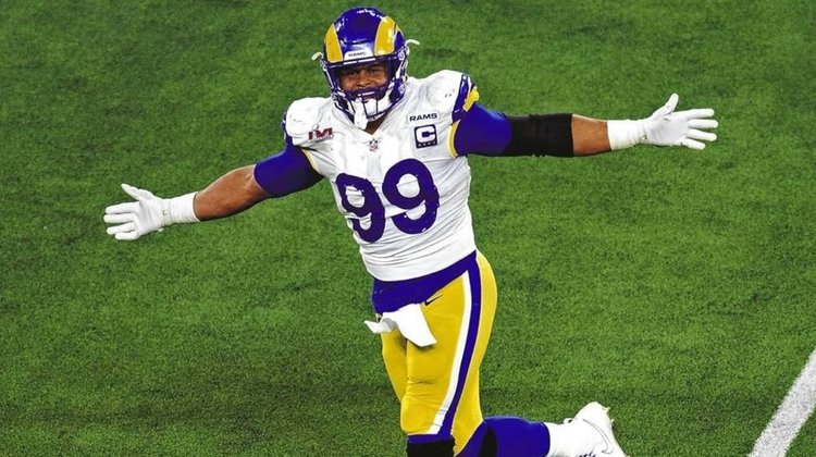 Aaron Donald sale del retiro y regresa a Los Angeles Rams
