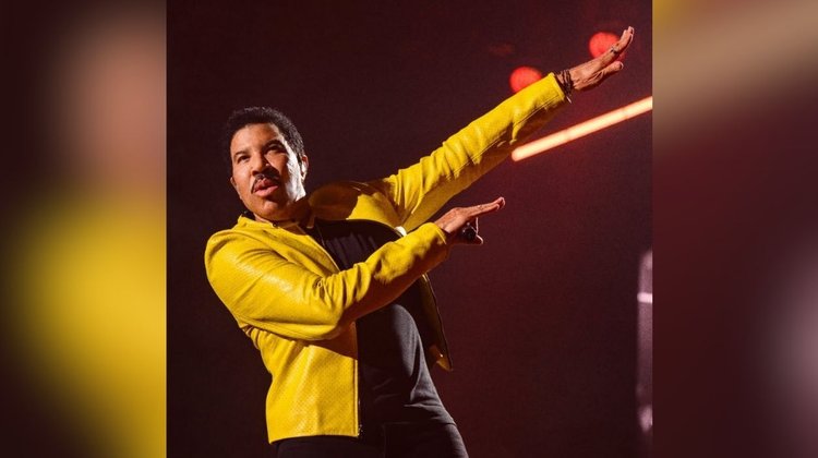 Lionel Richie es hospitalizado de urgencia tras su show