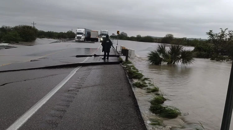 Cierran tramo de Carretera Federal 81 tras colapso de pavimento