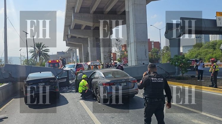 Se desploma puente peatonal sobre vehículo en Av. Constitución