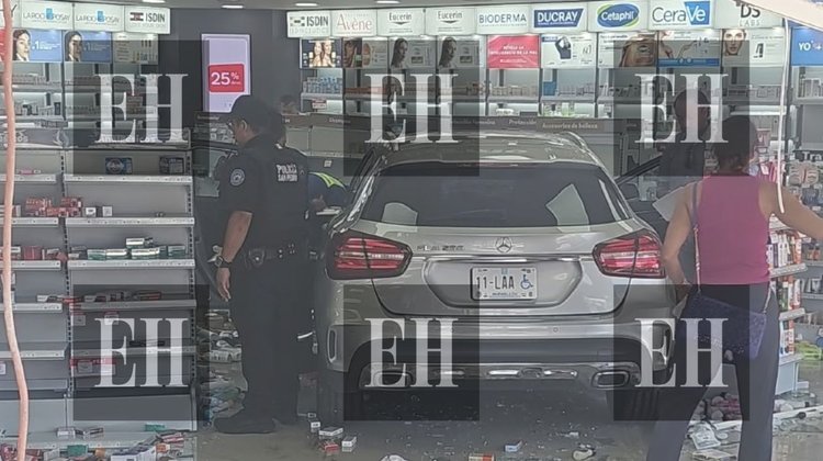 Conductora pierde control y mete su auto a negocio en San Pedro