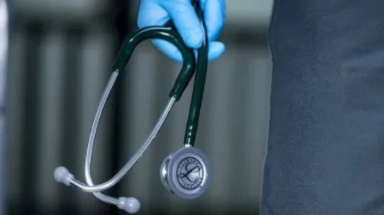 Asistente médico se declara culpable por hacerse pasar por doctor