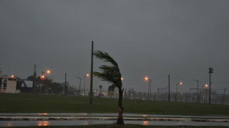 Alertan por fuertes vientos de hasta 90 km/h en Paraguay