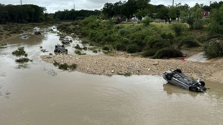 Sube a 13 el número de muertos por inundaciones en San Antonio