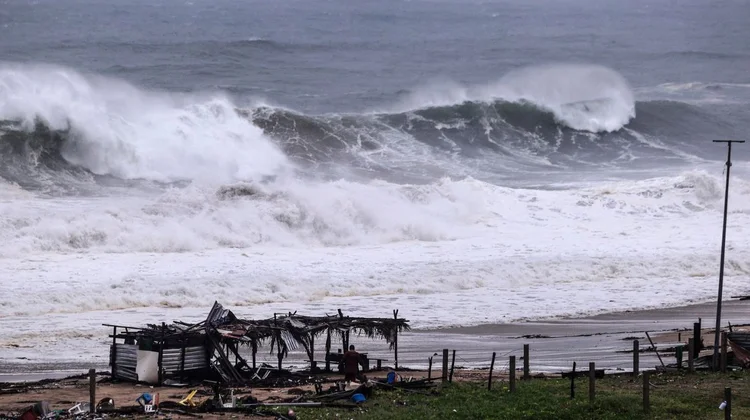 Tormenta tropical Dalila avanza con fuerza sobre el Pacífico