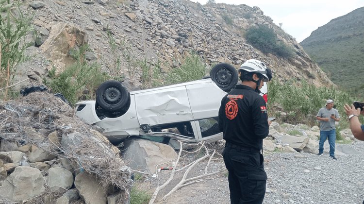 Cae vehículo a barranca de 15 metros de altura en García