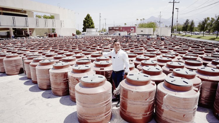 Entrega Manuel Guerra tinacos por cortes en suministro de agua 
