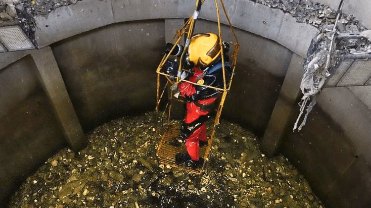 Combate buzo de aguas negras el colapso de drenaje en CDMX