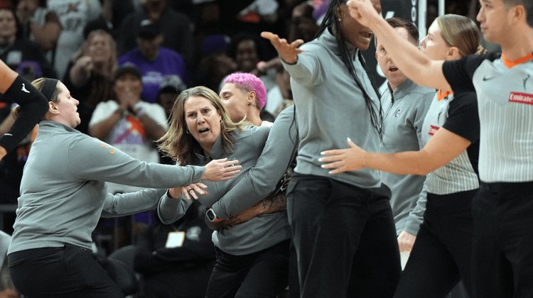 Suspenden a entrenadora de Lynx por insultar a los árbitros 