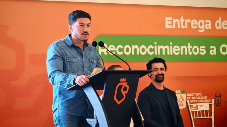 Reconocen a operadores del transporte público en Nuevo León