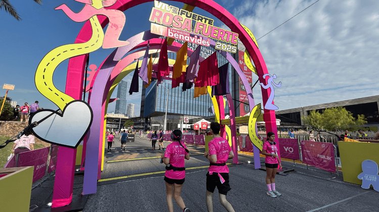 Ayudan a mujeres sobrevivientes con carrera 'Rosa Fuerte'