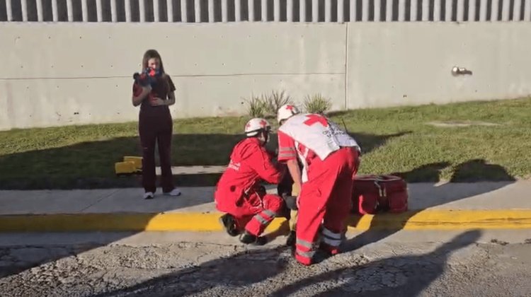 Adulto mayor lesionado tras derrapar su motocicleta en Monterrey