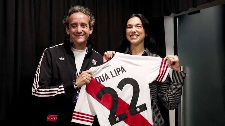 Dua Lipa se deslumbra en River y recibe la camiseta oficial