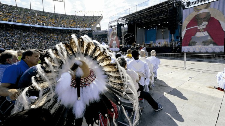 El Vaticano devuelve 62 artefactos indígenas a Canadá