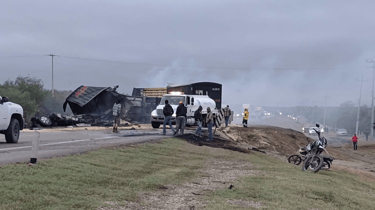 Choque entre tráilers provoca incendio sobre Tampico-Victoria