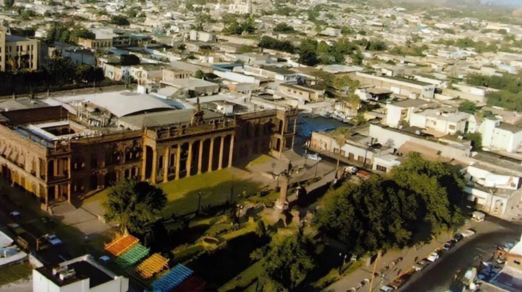 Muestran Explanada de palacio de gobierno con árboles y jardines