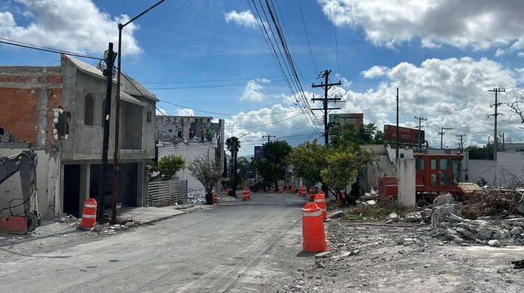 Avanza la demolición en Llave de Oro; aún siguen casas habitadas