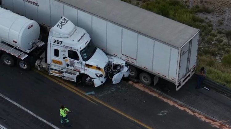 Fallece prensado en accidente donde participan 6 vehículos