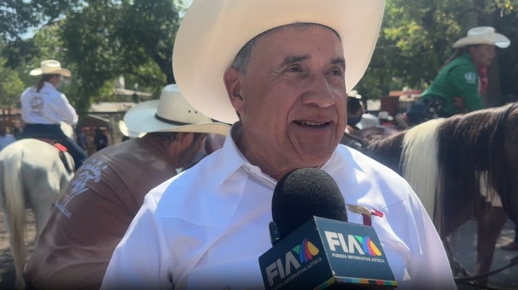 Américo Villarreal lidera a 2 mil jinetes en Ciudad Victoria
