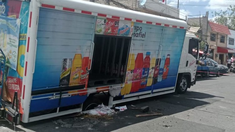 Tercer camión cae en socavón de CDMX en menos de un mes