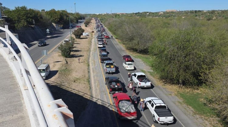 Paisanos generan kilométricas filas en su retorno a EUA