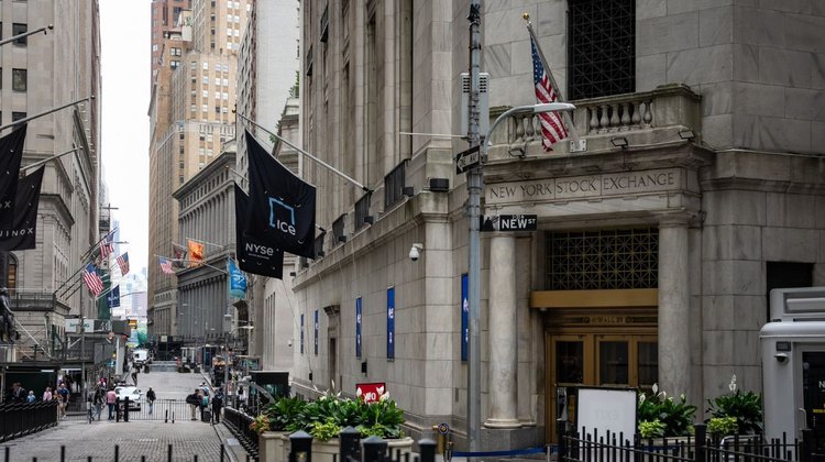 Wall Street abre en rojo por incremento de bonos del Tesoro