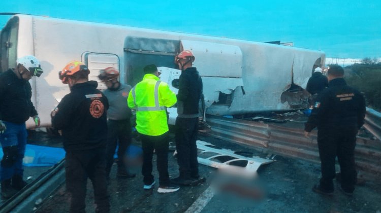 Volcadura de autobús deja ocho muertos y 58 lesionados en Apodaca