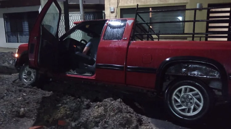 Cae camioneta en zanja abierta por obras pluviales en Guadalupe