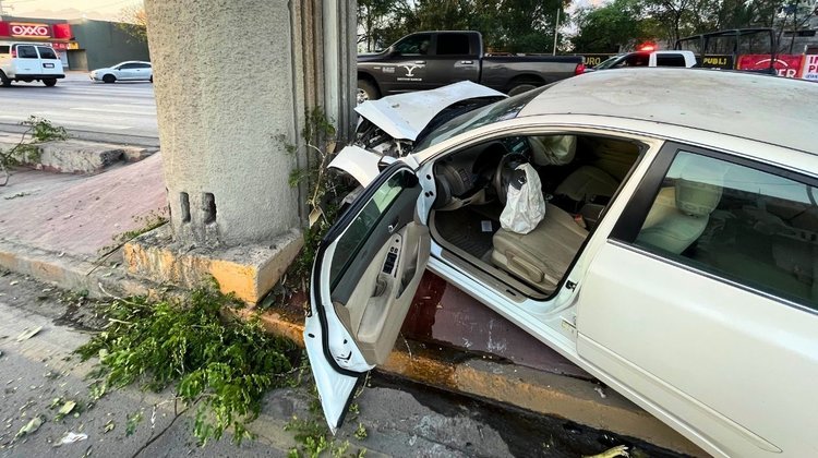 Dormita y choca contra columna del Metro en avenida Aztlán