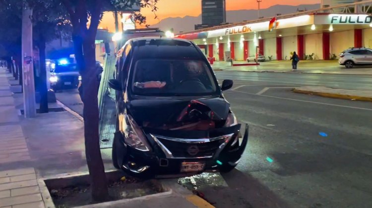 Dormita y estrella su vehículo contra luminaria en Monterrey