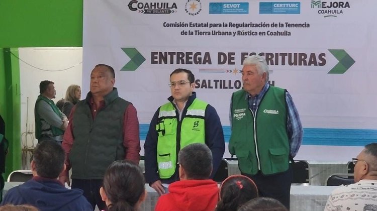 Continúan entrega de escrituras en colonias y barrios de Coahuila