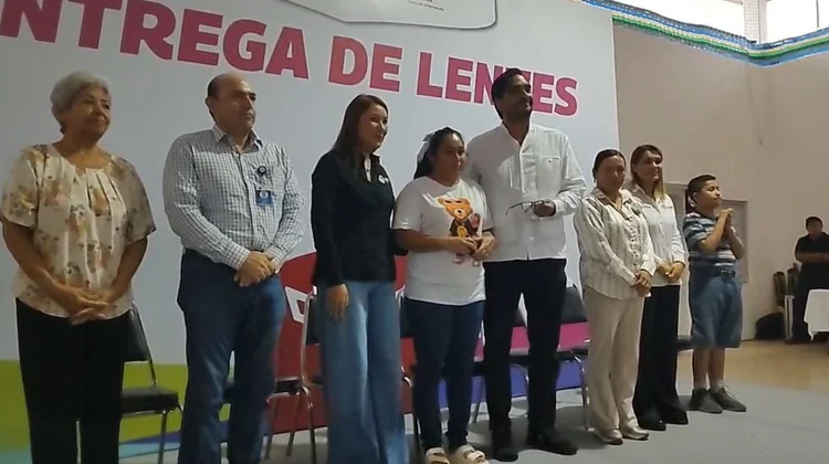 Entregan lentes gratuitos a más de 350 personas en Reynosa