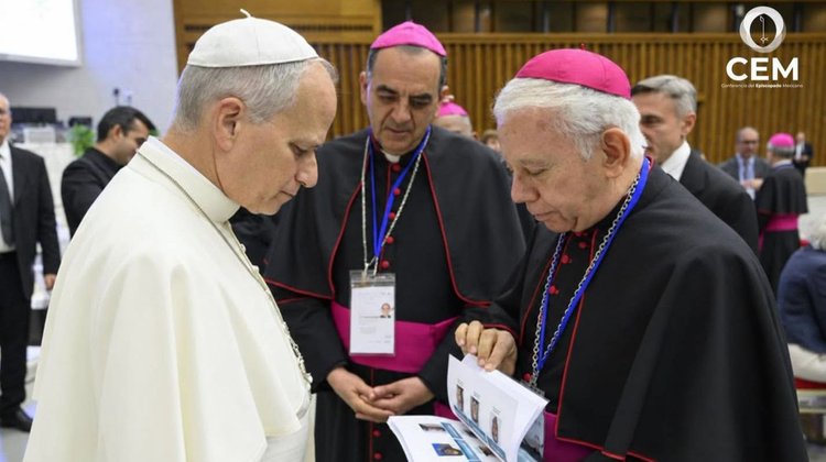 Entregan al papa un libro con fotos de desaparecidos en México