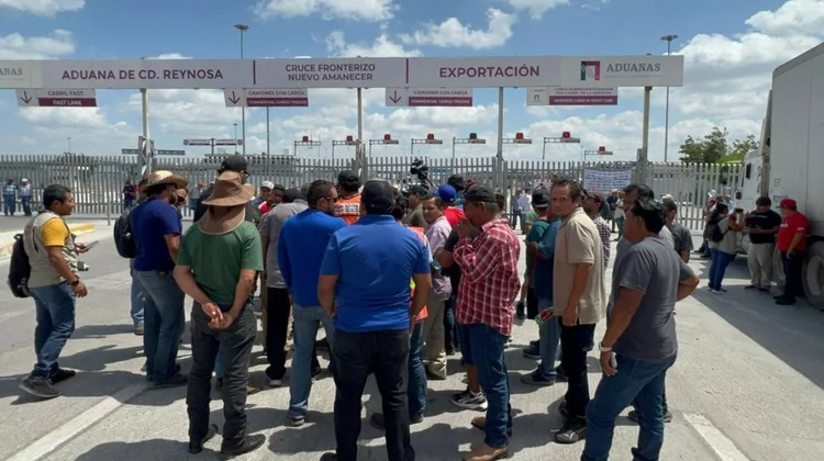 Escalan_protestas_durante_bloqueo_de_campesinos_en_puente_Reynosa_7ada913f7b