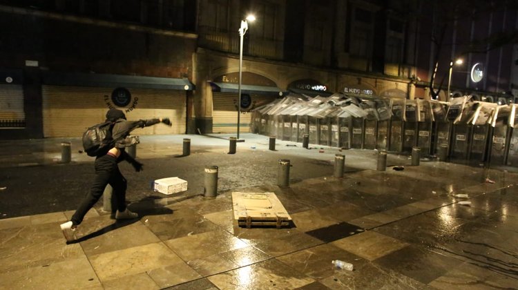 Miles marchan para pedir justicia por los 43 de Ayotzinapa