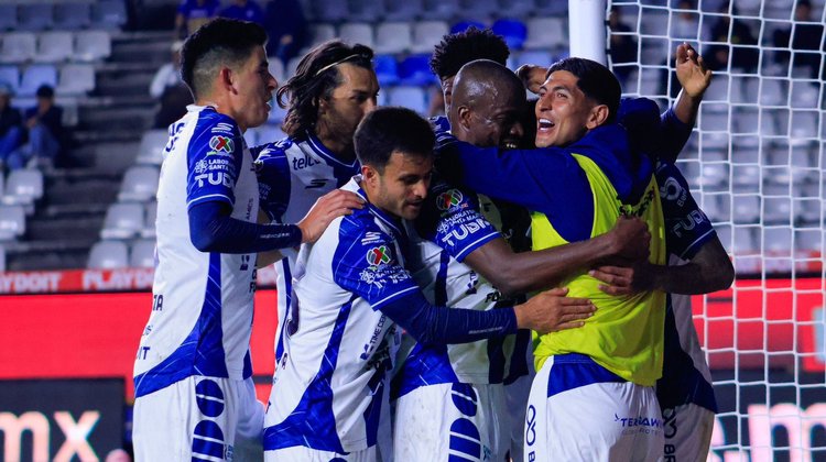 Pachuca humilla a Pumas y sigue peleando por Liguilla