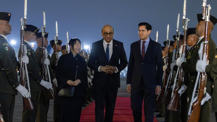 Presidente de Singapur llega a México para su reunión con Claudia